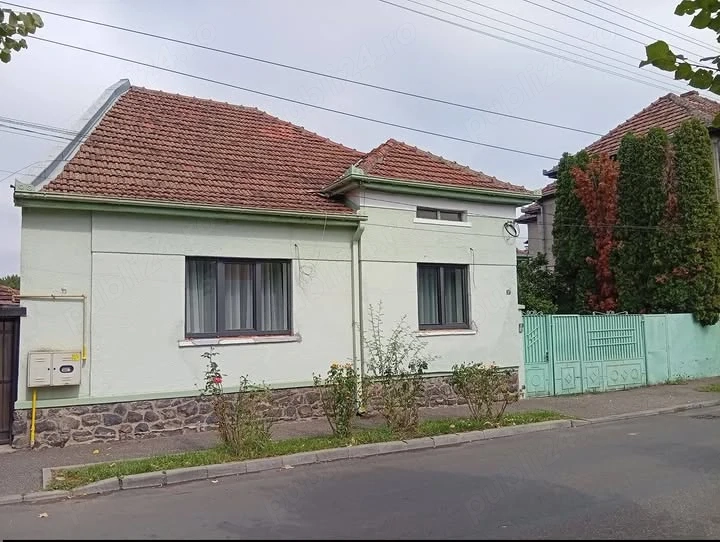 Vand casa 3 camere, teren 8 arii pe str Crinului nr 37