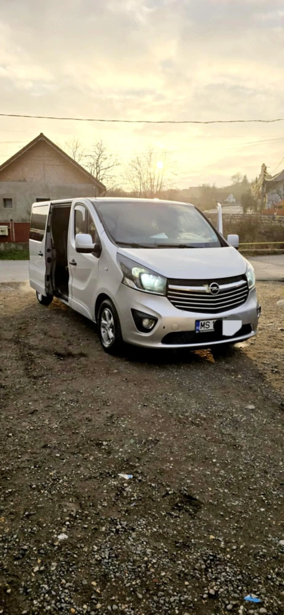 vând urgent Opel Vivaro b 2018 