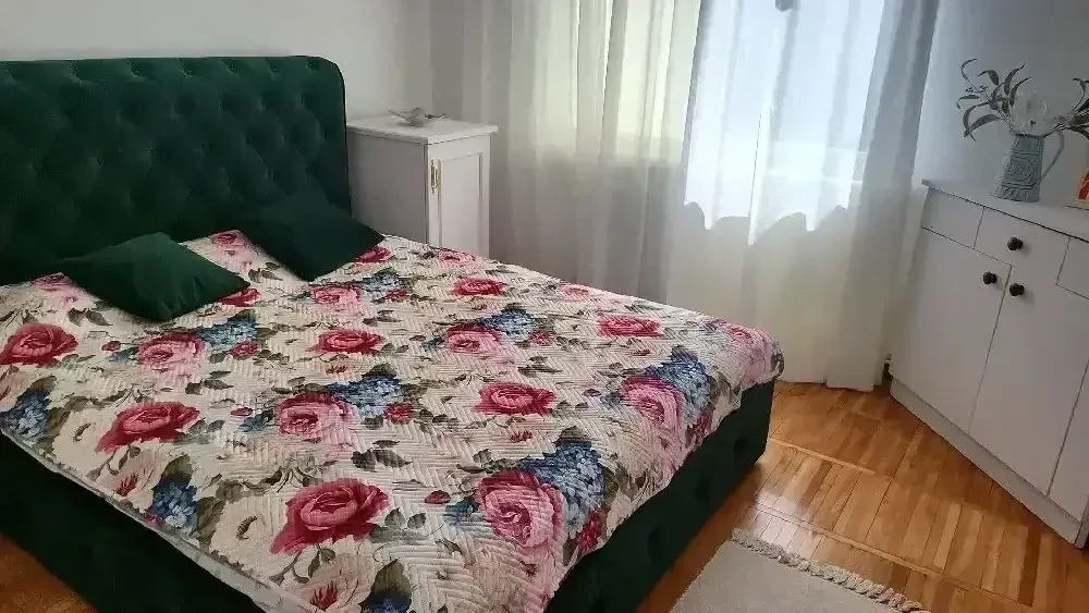 Inchiriez apartament in regim hotelier