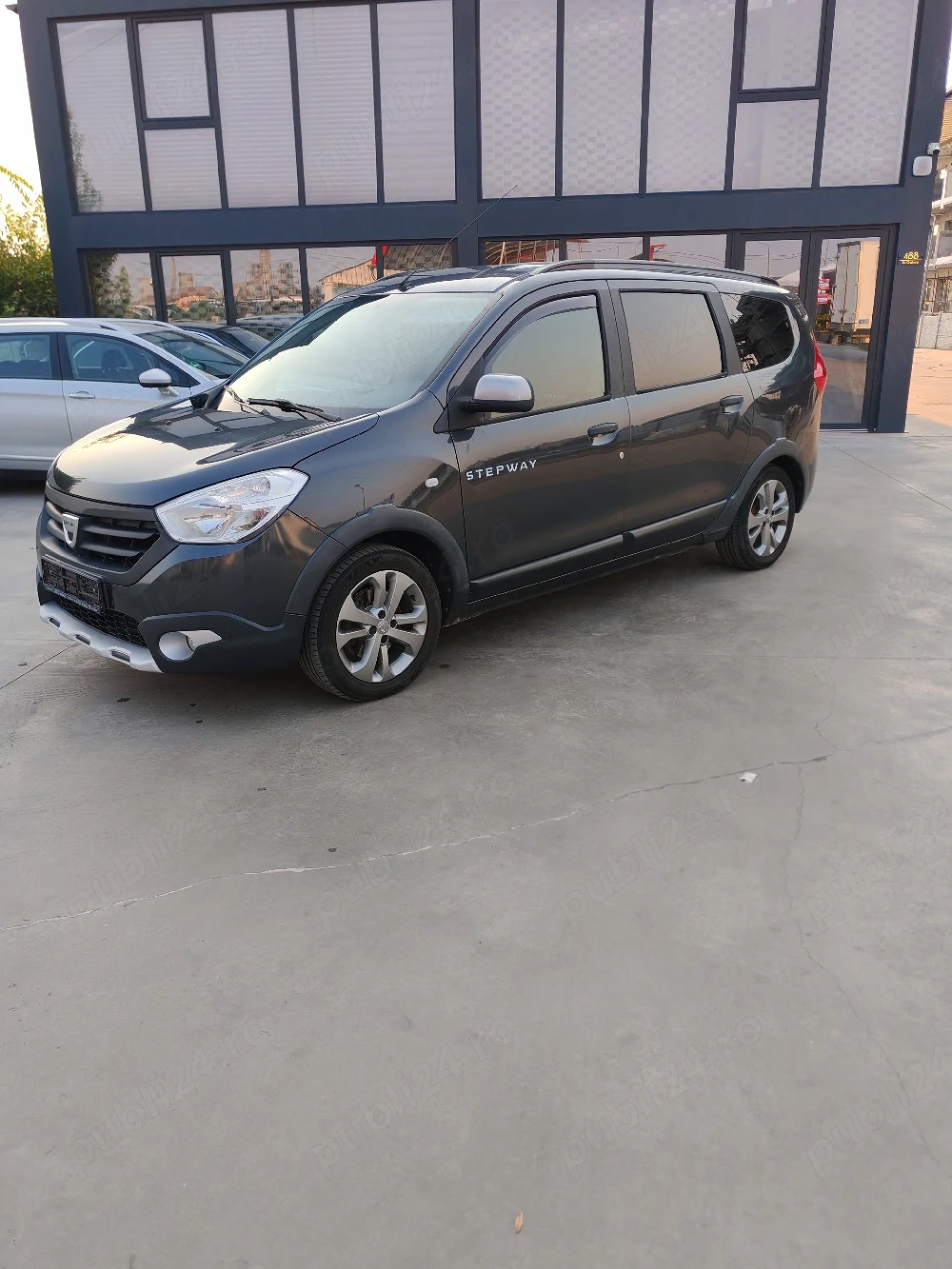 Vând DACIA LODGY Stepway 1.2 1.2 benzina  7 locuri-EURO 6. 