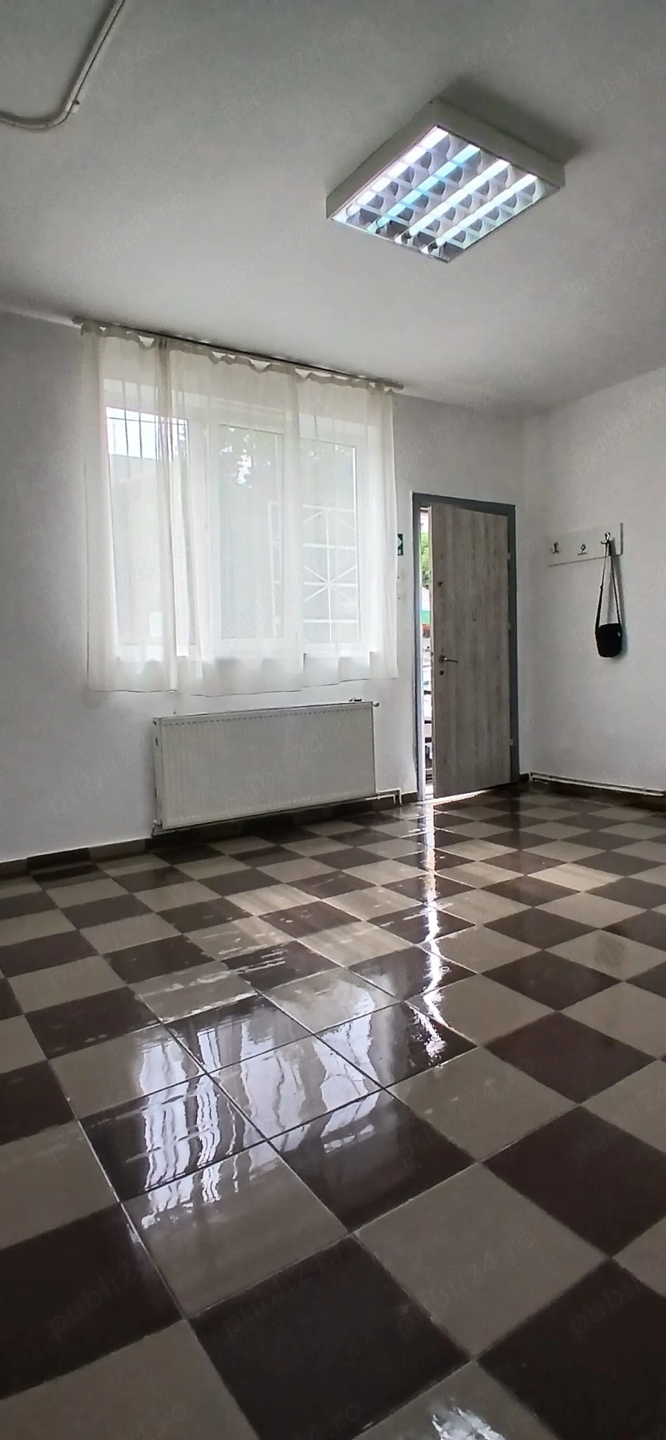 Inchiriez spatiu 25 mp cu intrare din strada zona ITC.