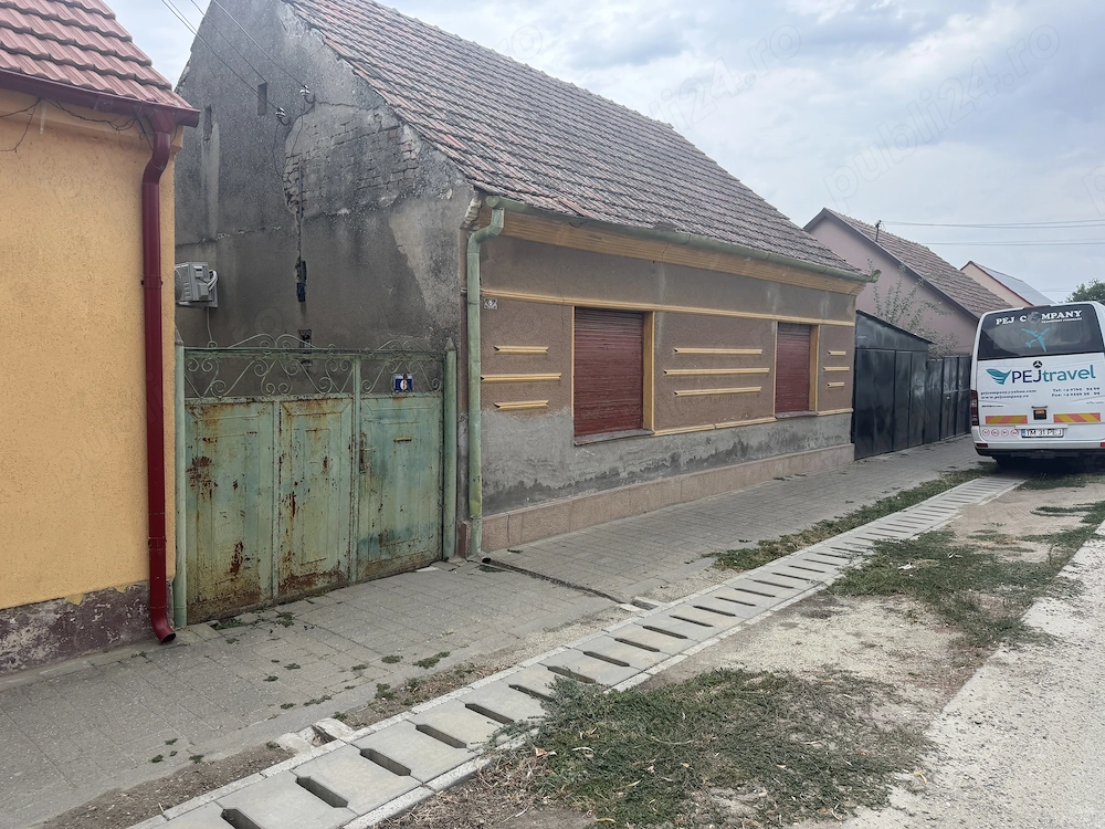 Bună ziua ! Vând casă in Deta ! 2 dormitoare  o bucătărie  baie  o mică sufragerie  si teren 750 mp!