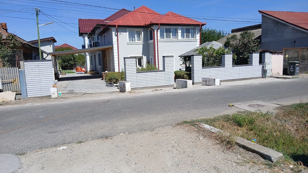Casa de vanzare la podari