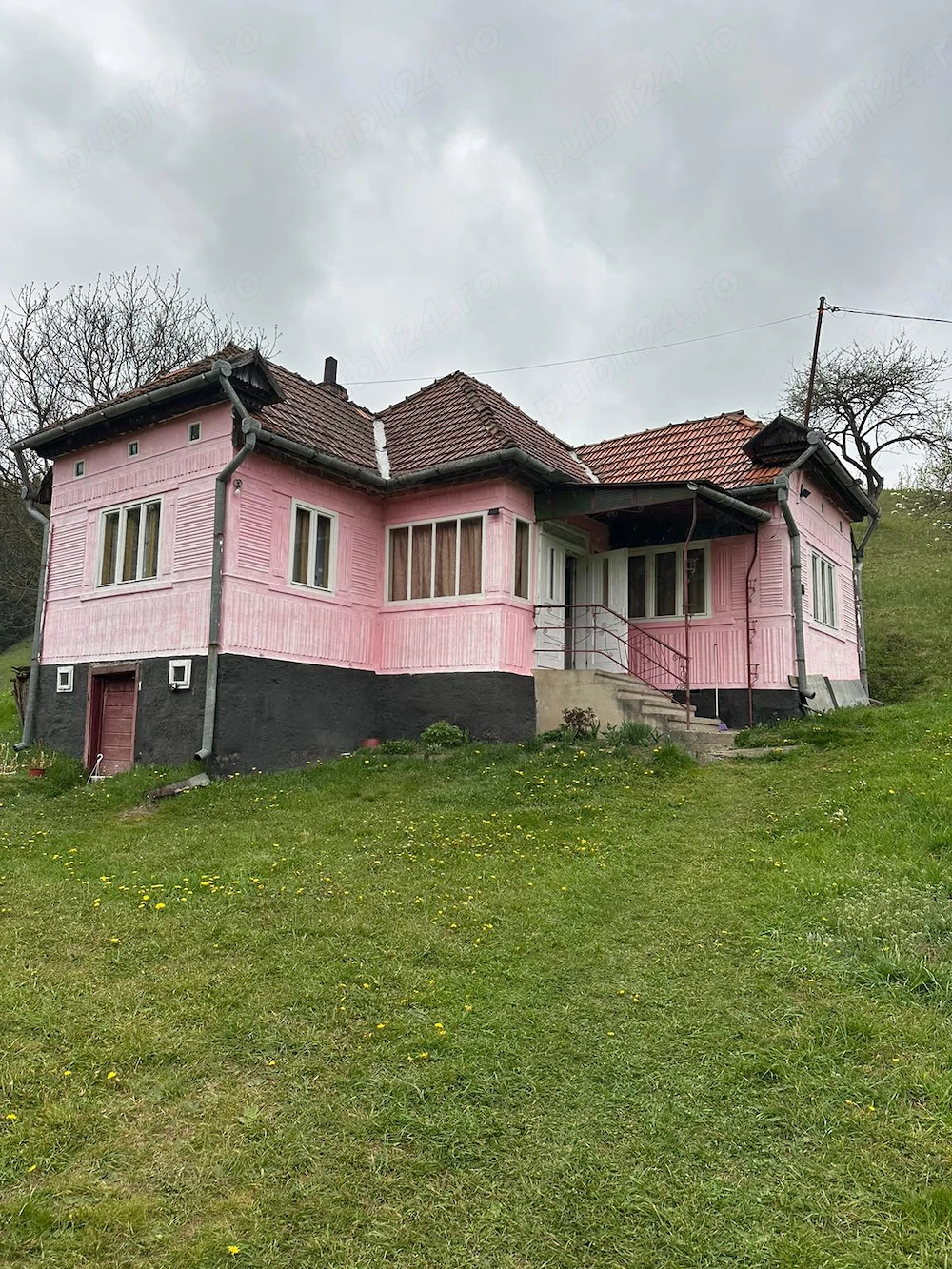 Vând casa cu 3 camere,cămară,hol,pivniță,sura,sopru,grajd curtea are 4000mp plus un teren de 17300mp