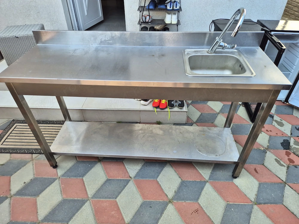 Mese inox dintre care una cu ghiuveta 