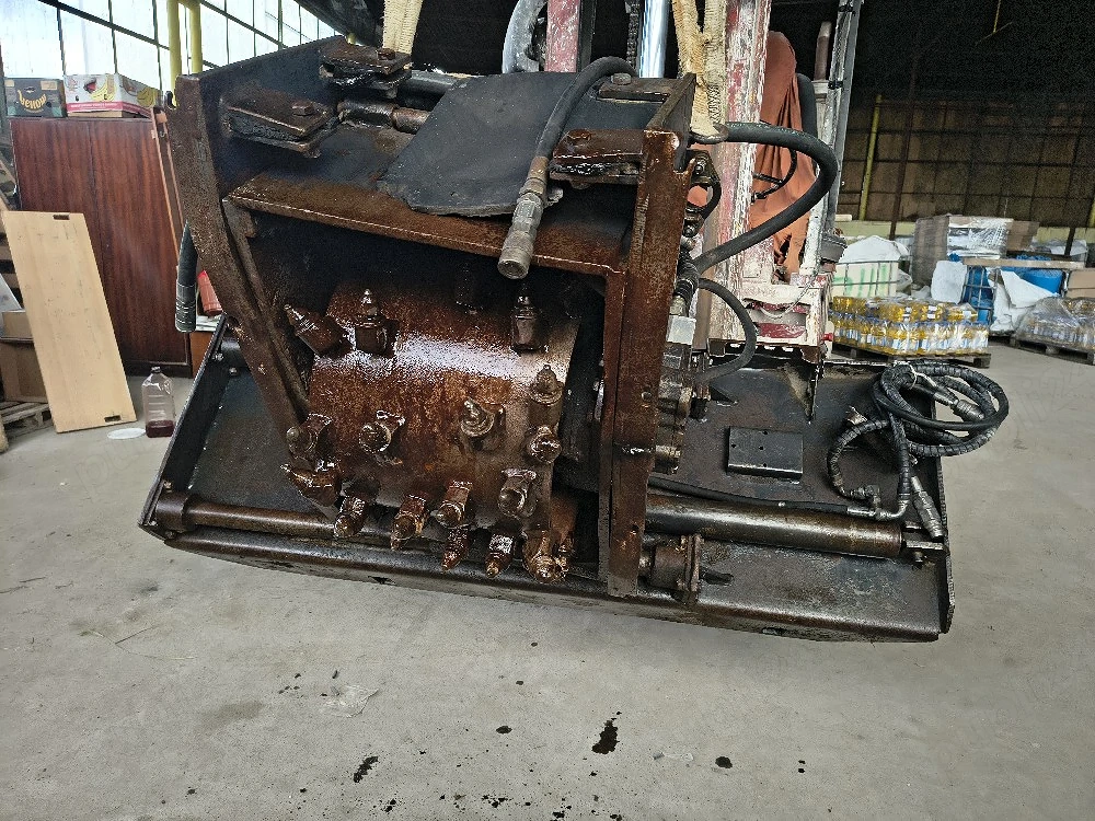  incarcator frontal bobcat  cu fresa de asfalt si beton