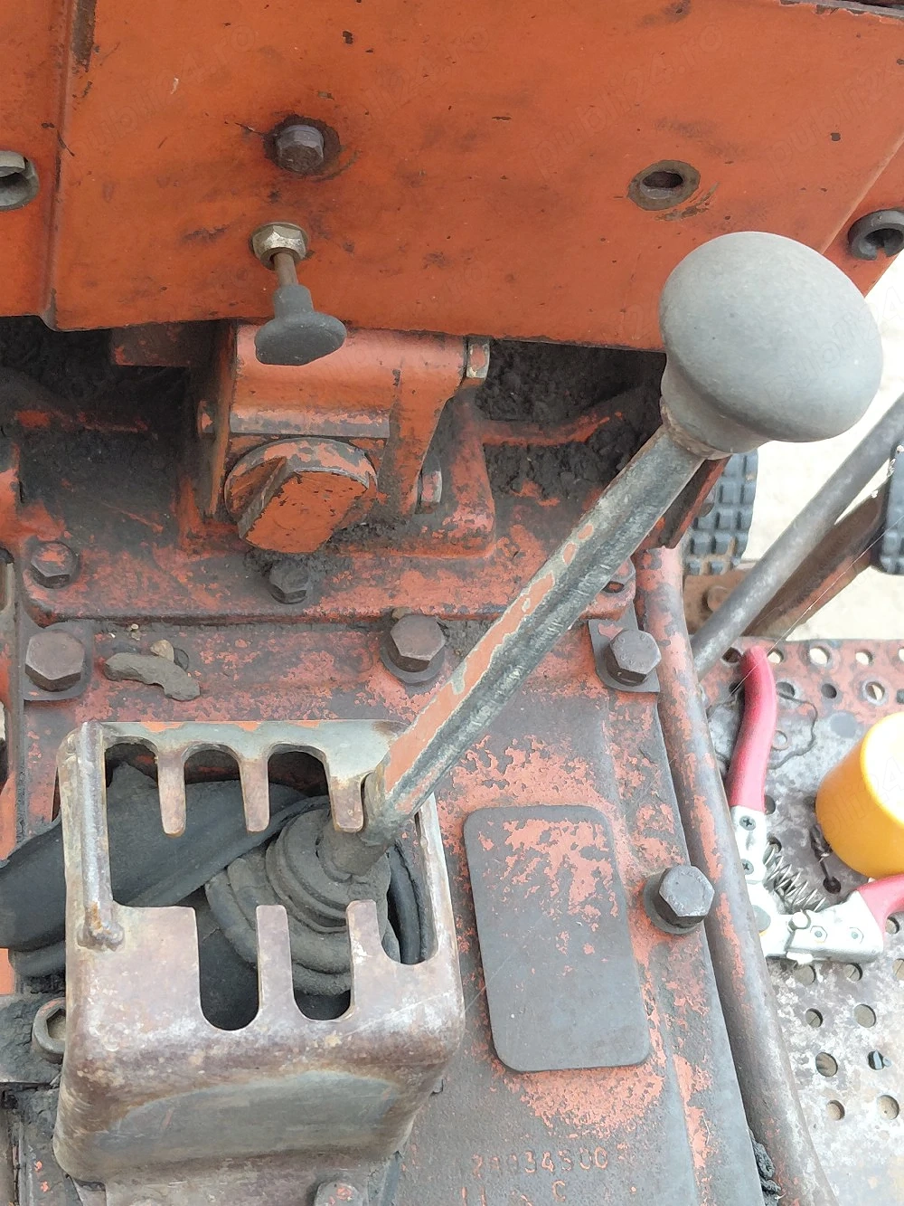Dezmembrez tractor Renault 56,defecta pompa de injectie