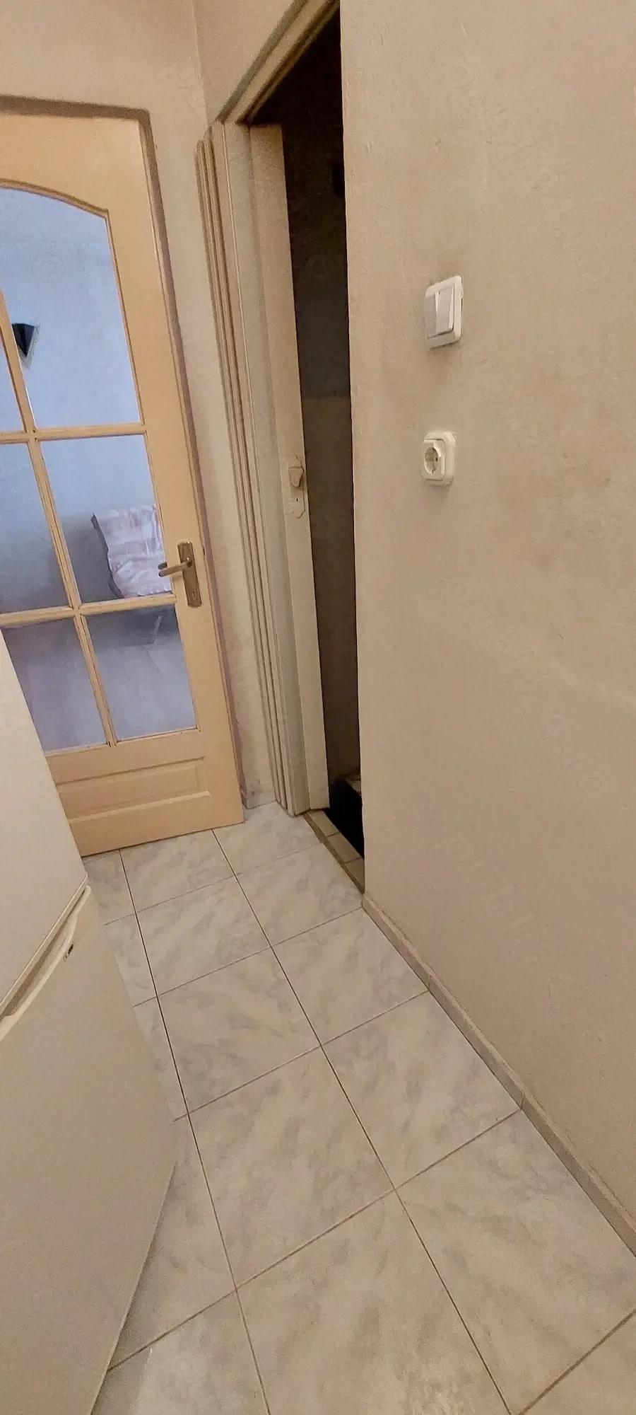 Închiriez apt 1 cameră zona St O Iosif 1300 lei lună 