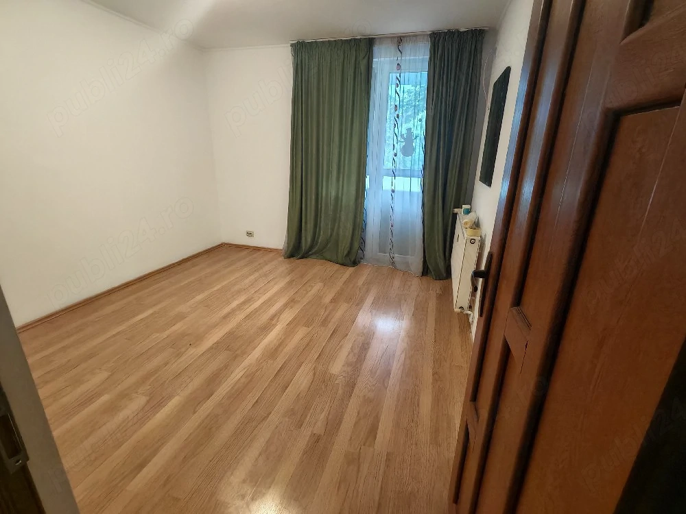 Vand apartament 3 camere, semidecomandat, str. Liviu Rebreanu 