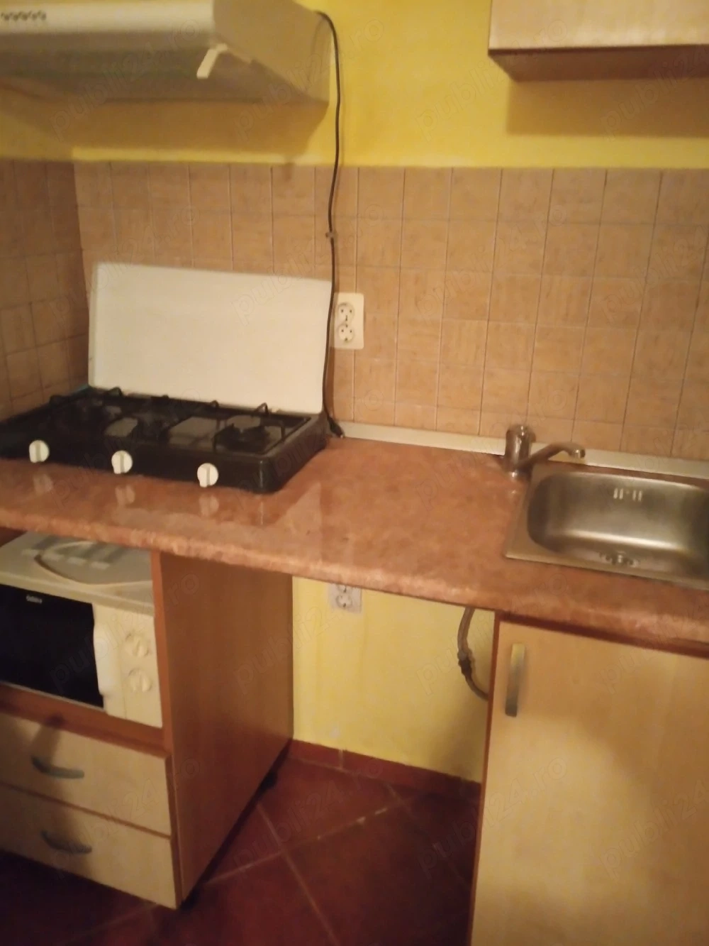 Închiriez apartament semidecomandat