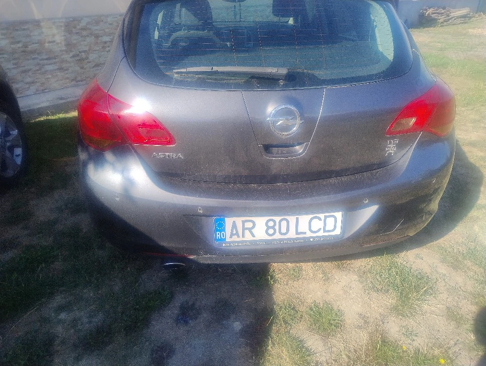 vând Opel Astra j