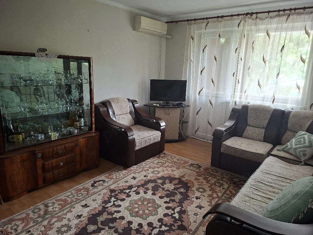 apartament 4 camere nedecomandat de vanzare.