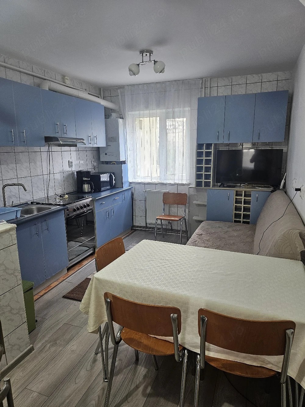 apartament 3 camere de închiriat 