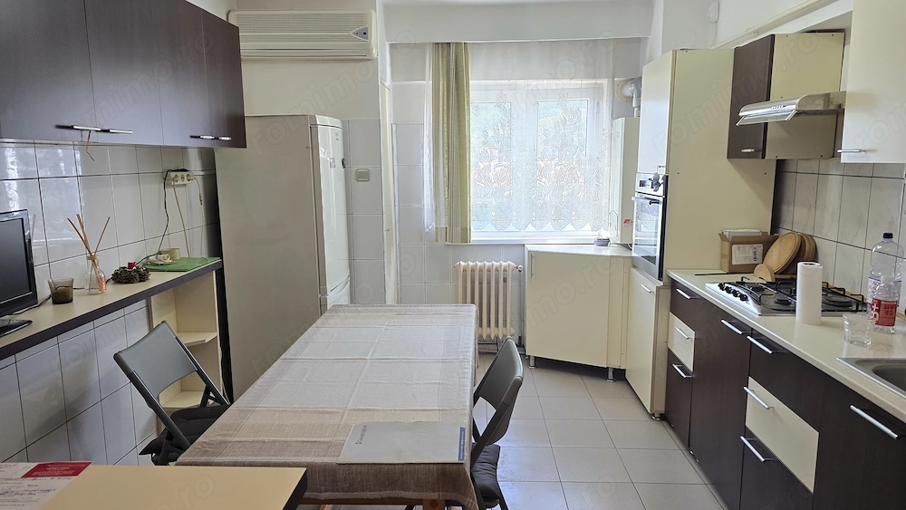 Vand apartament 3 camere decomandat in Deva, zona Zarandului (in spatele Pietei Centrale), etaj 5,