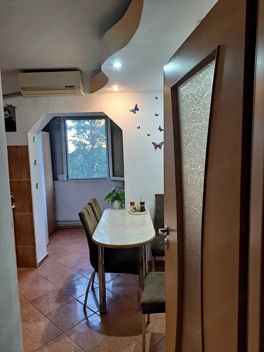 Apartament cu 3 camere în Zona Lipovei etajul 2