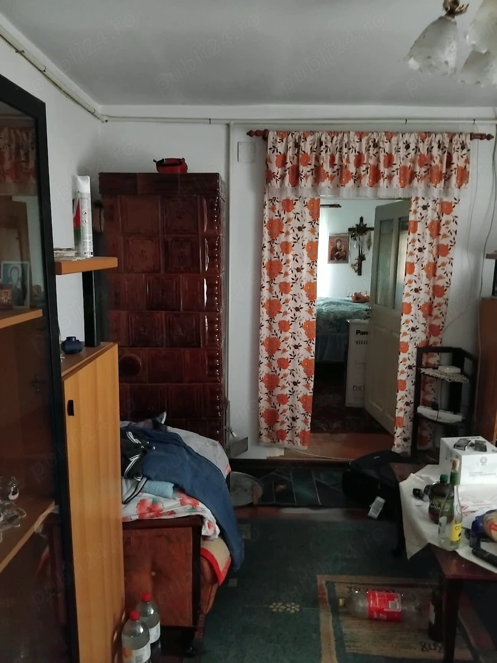 Vând 1 2 din casa ,3camere ,baie ,bucatarie si spais ,teren total 2400 m2