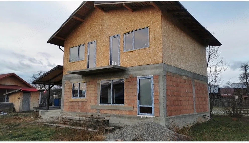 Casa de vanzare la rosu 