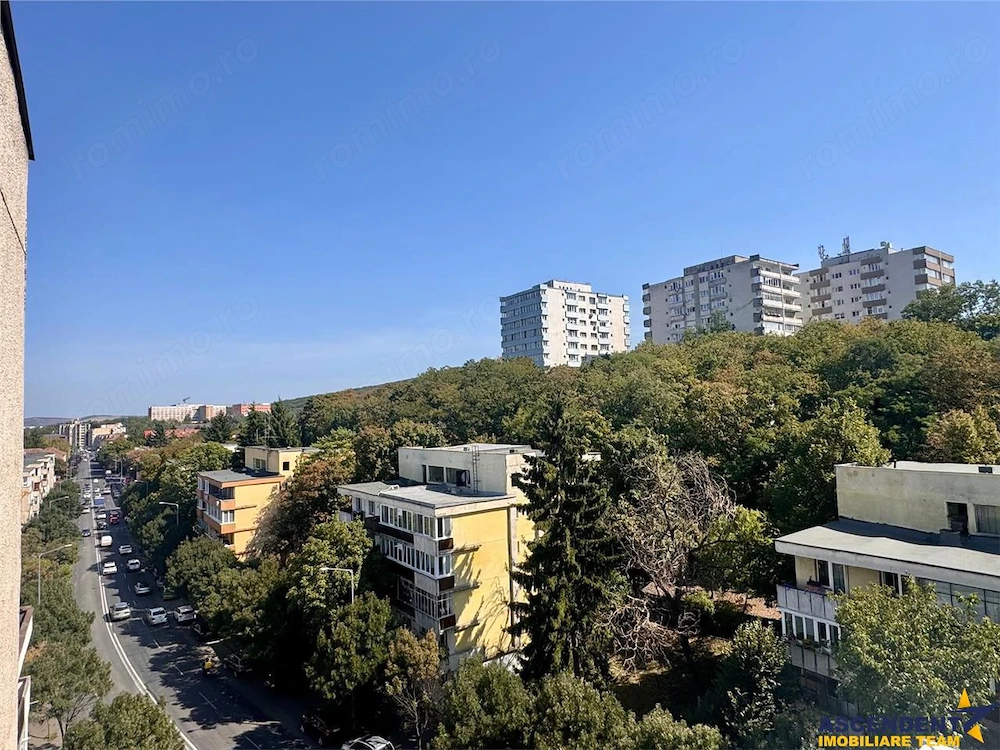 Decomandat, luminos, 2 camere si priveli #537;te superba, zona 7 Noiembrie