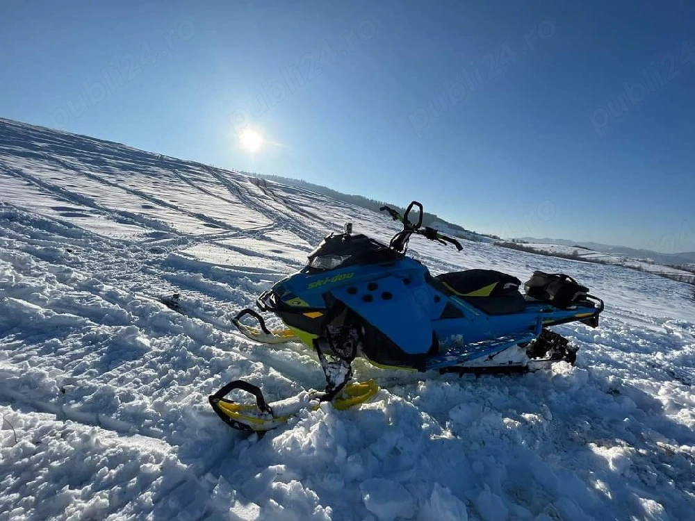 Snowmobil SkiDoo850
