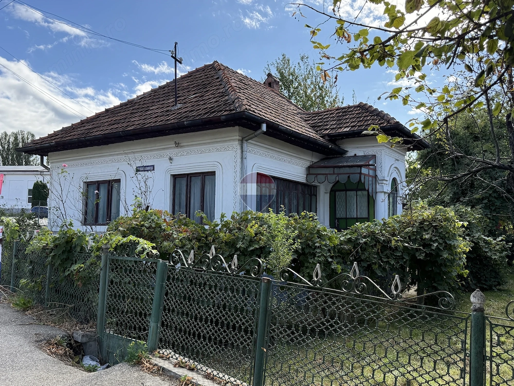 Casă de vânzare cu 6 camere in Câmpulung  - zona Sud