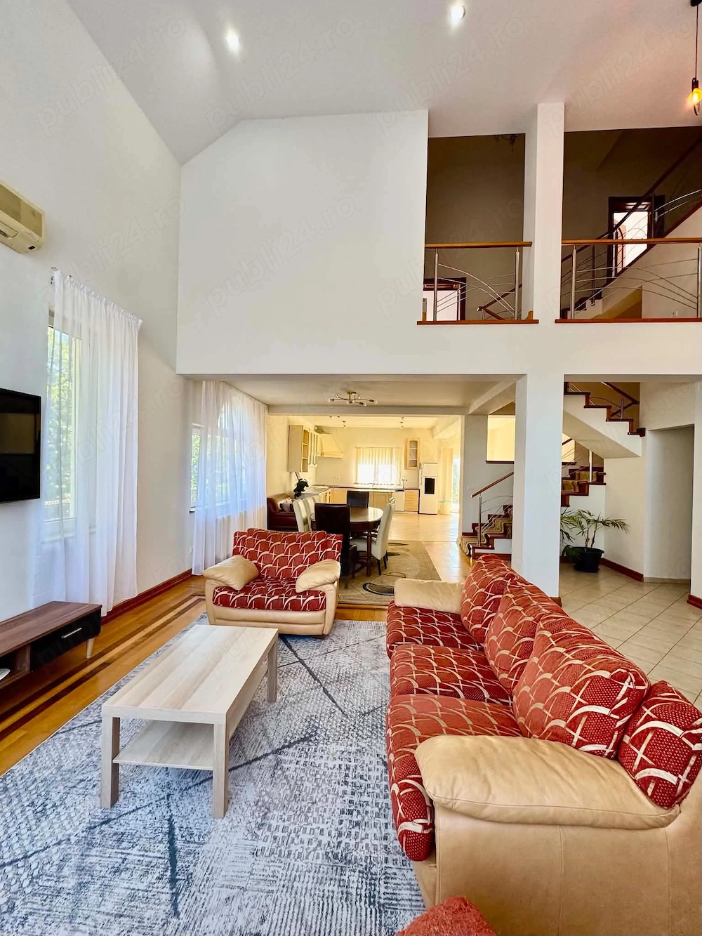 Casa de inchiriat, 5 dormitoare, 4 bai, birou, gradina si garaj dublu.