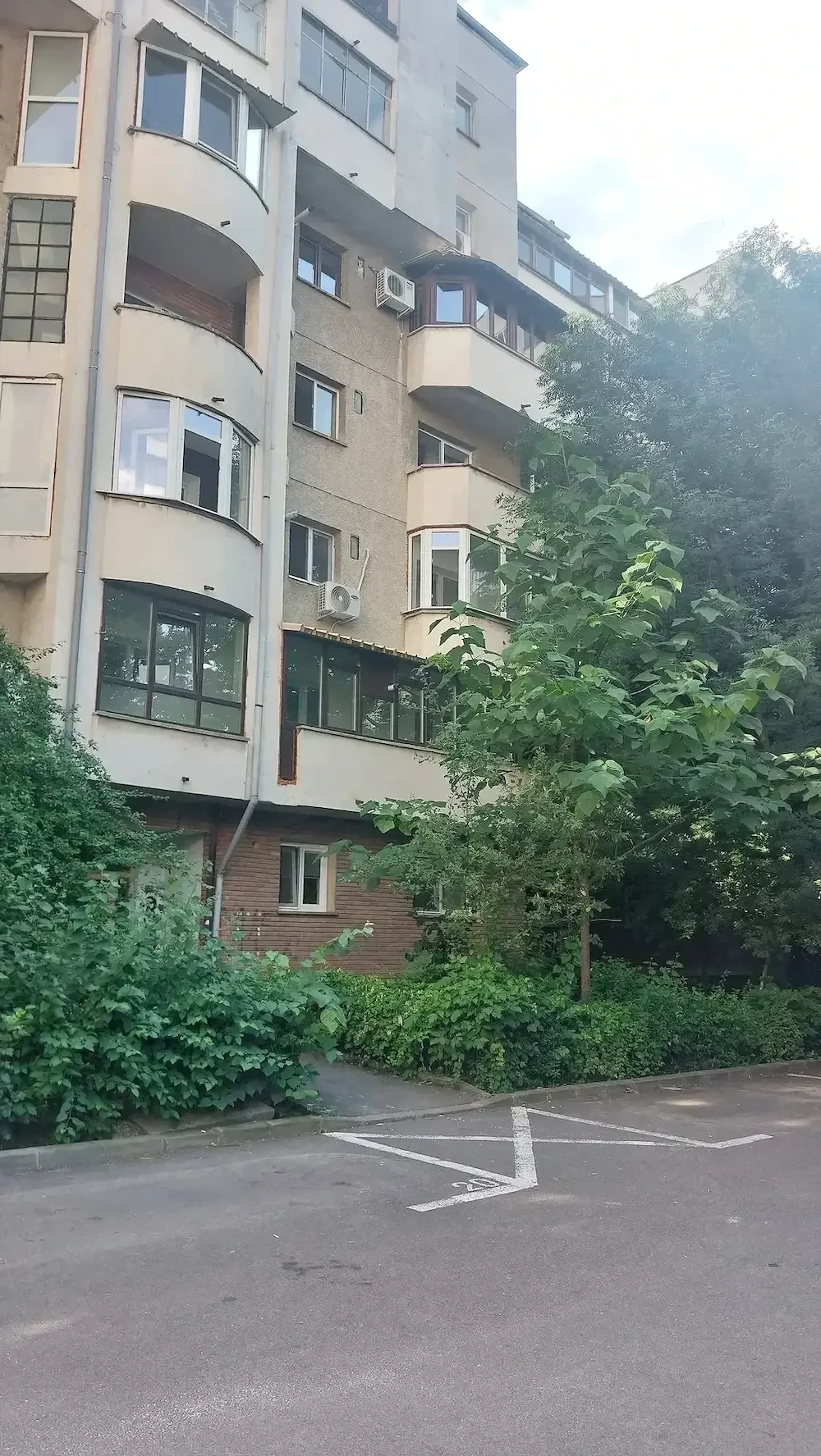 Inchiriez apartament cu 3 camere Craiova, central, etajul 4 6, bloc din 1991, mobilat si utilat.
