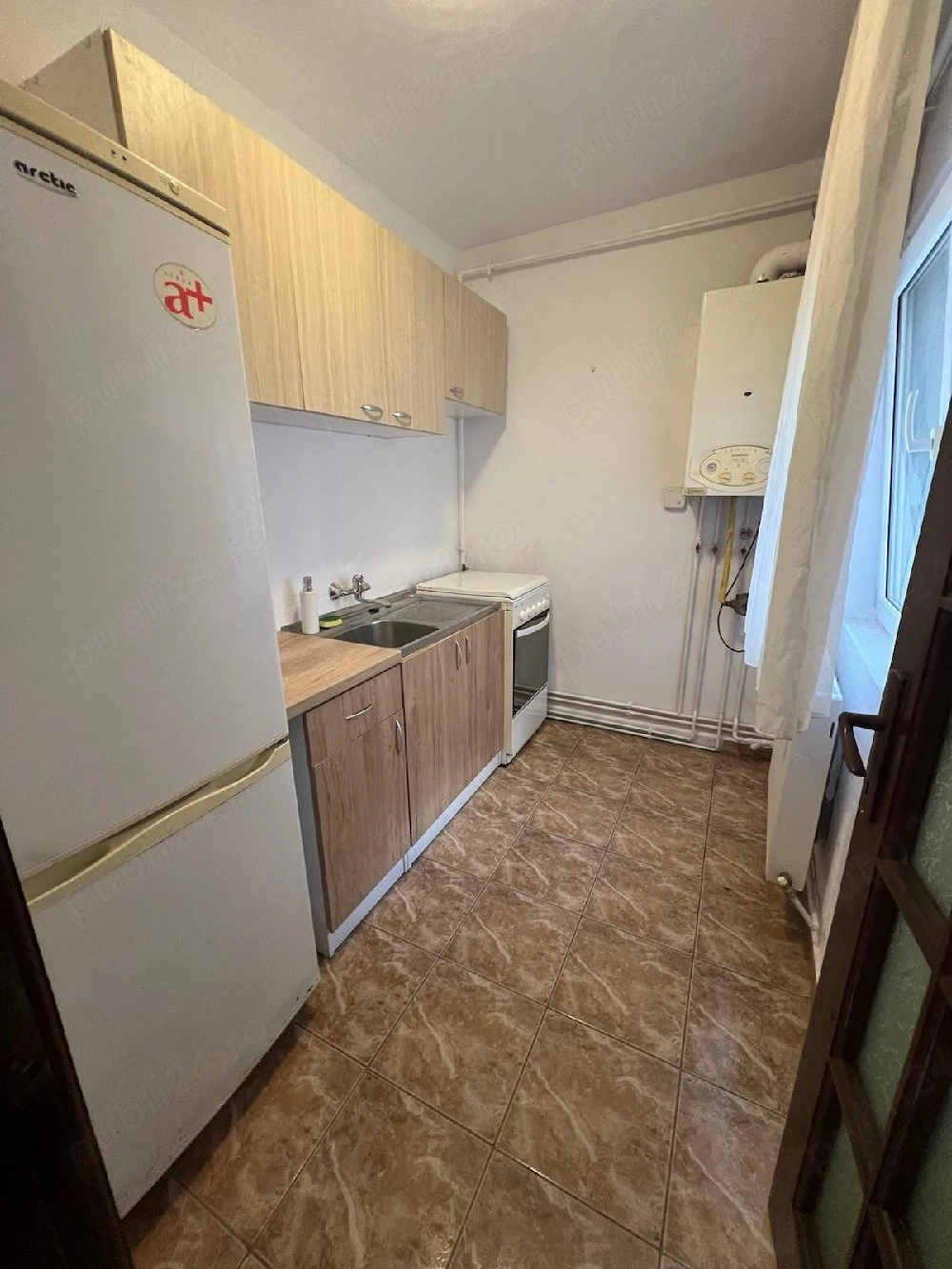 Închiriez apartament cu o cameră, utilat si mobilat, cu centrală proprie.