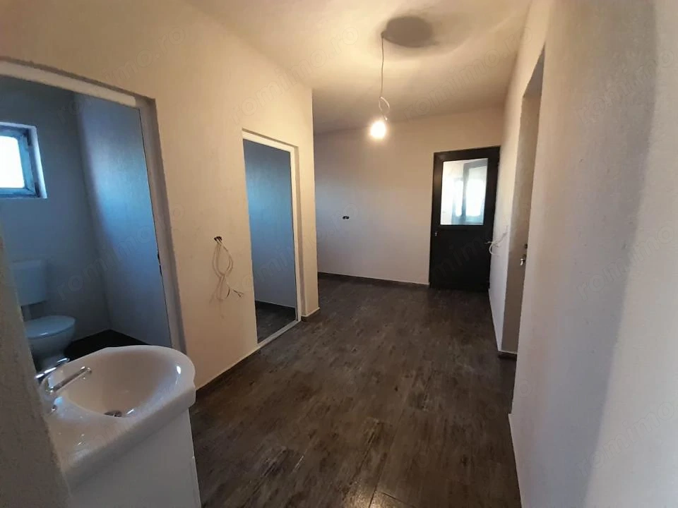 Hala cu 600 mp utili, 4 incaperi de birouri - Mehala