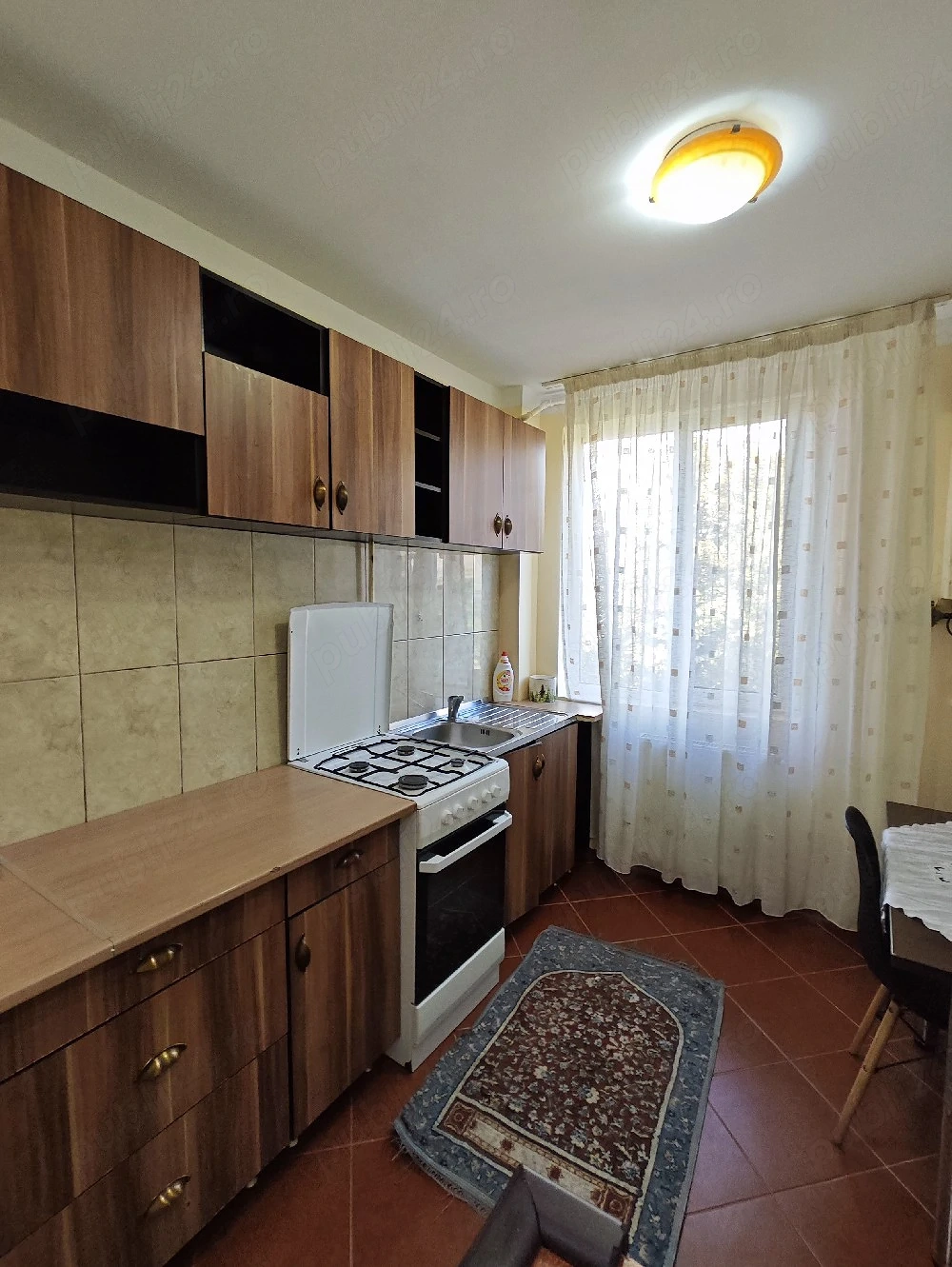 P.F. Vând apartamente 3 camere decomandat etajul 3 din 4 în bloc de cărămidă 