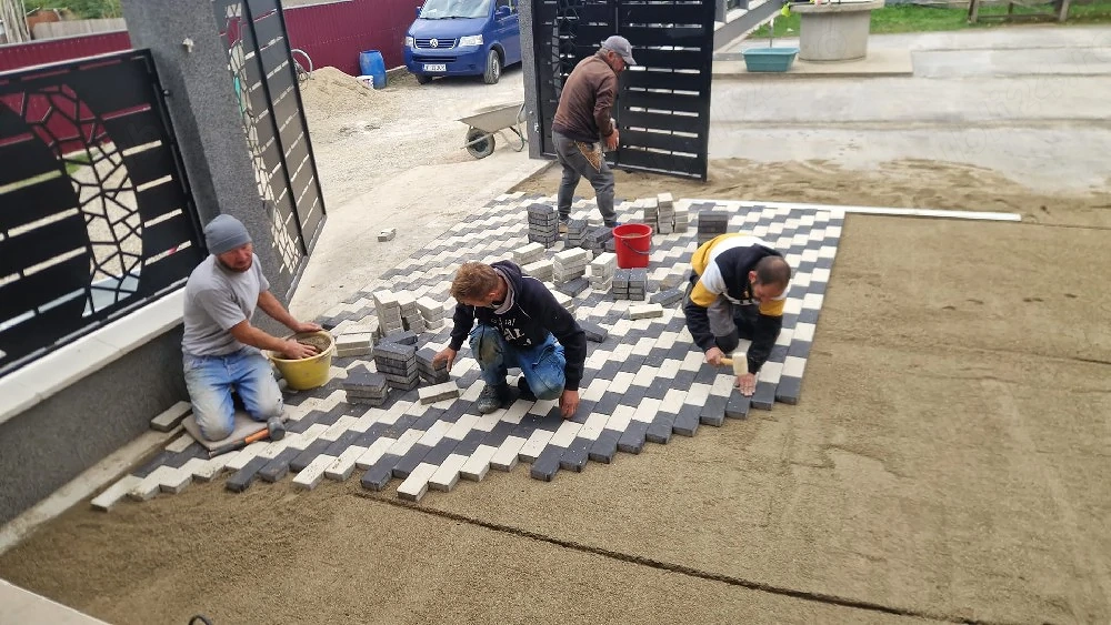 Angajam construcții  zona Roman 