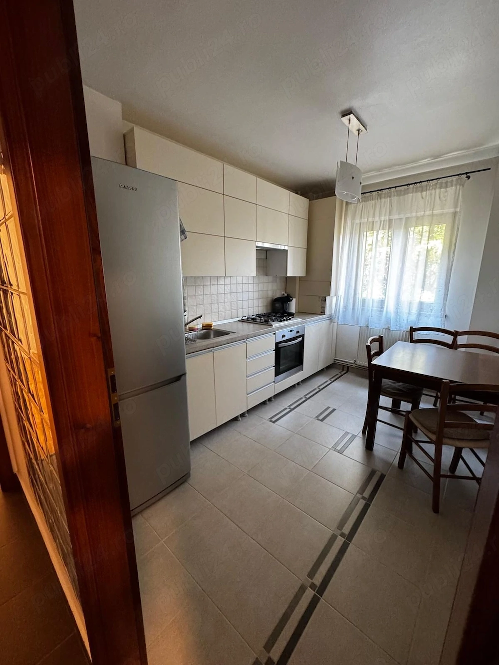 Închiriez apartament 3 camere decomandate, cu loc de parcare