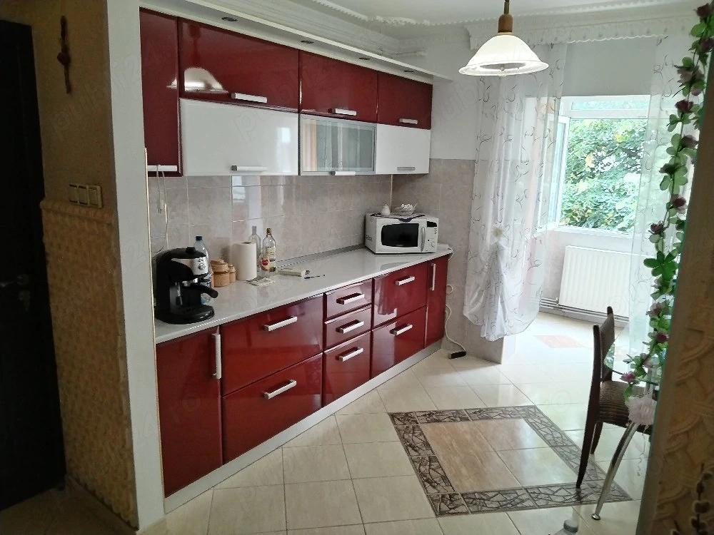 Inchiriez apartament cu 2 camere 