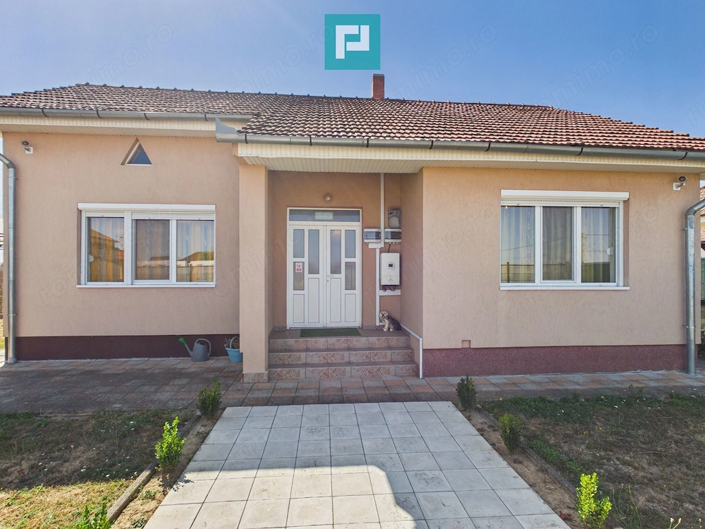 Casă renovată cu curte mare de închiriat în Rontău