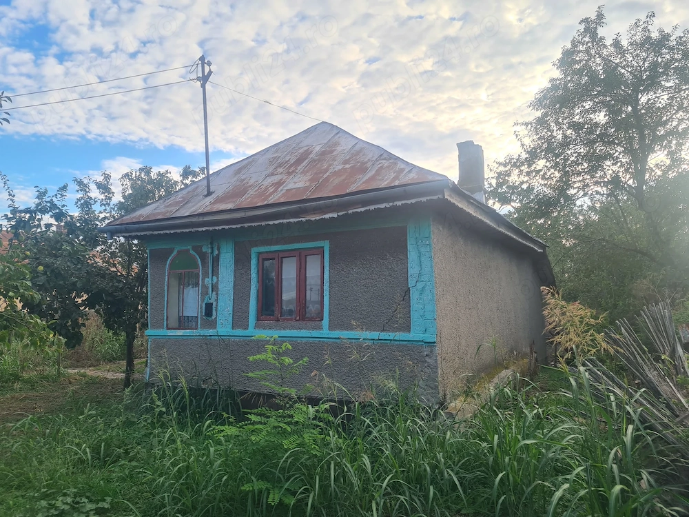 Vând teren de 2700 mp cu casă bătrânească