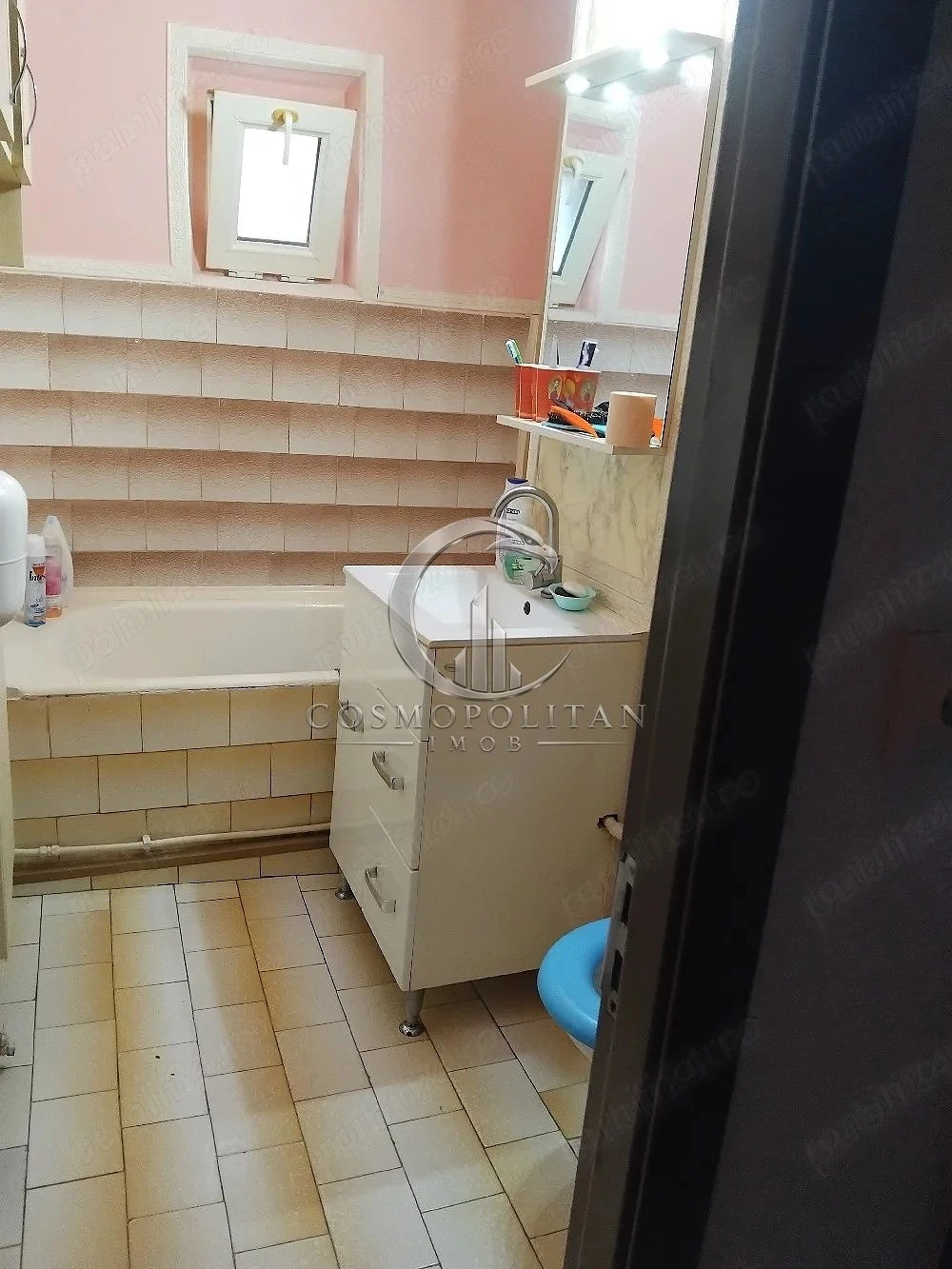 Apartament cu 3 camere ~ zona Rm. Sarat ~ etaj 3din4 ~ confort 1