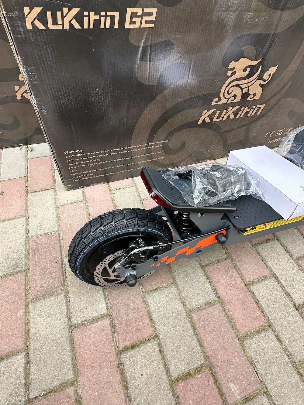 KuKirin G2 2026   Varianta nouă cu îmbunătățiri, nouă sigilată    Motor brushless 800W (peak 1200W) 