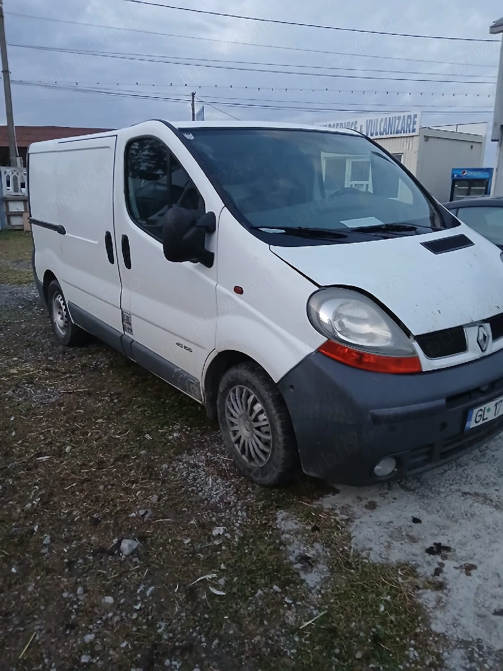 Vând Renault Trafic.