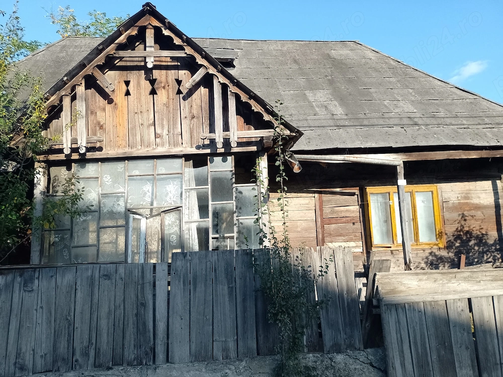 Casa de vanzare veche din lemn