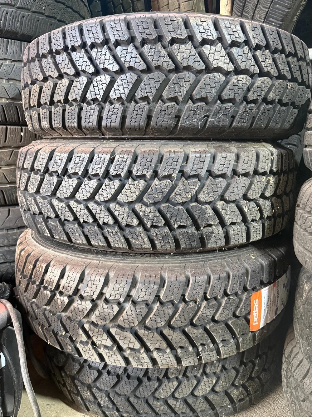 Vând anvelope noi noute , la un pret foarte convenabil , marca la ele este :PETLAS , 195 70R15C, ANU