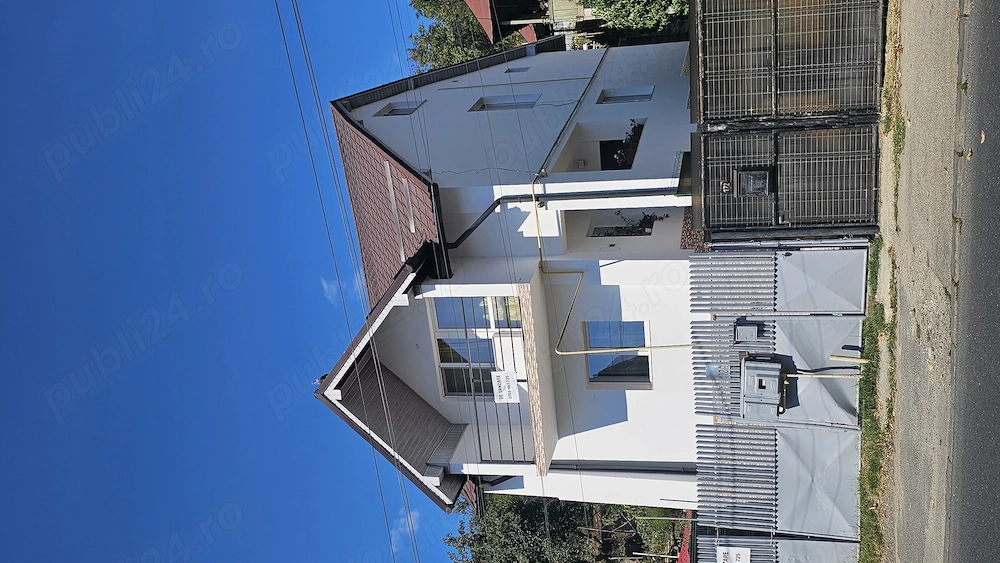 Vand casa cu etaj si mansarda