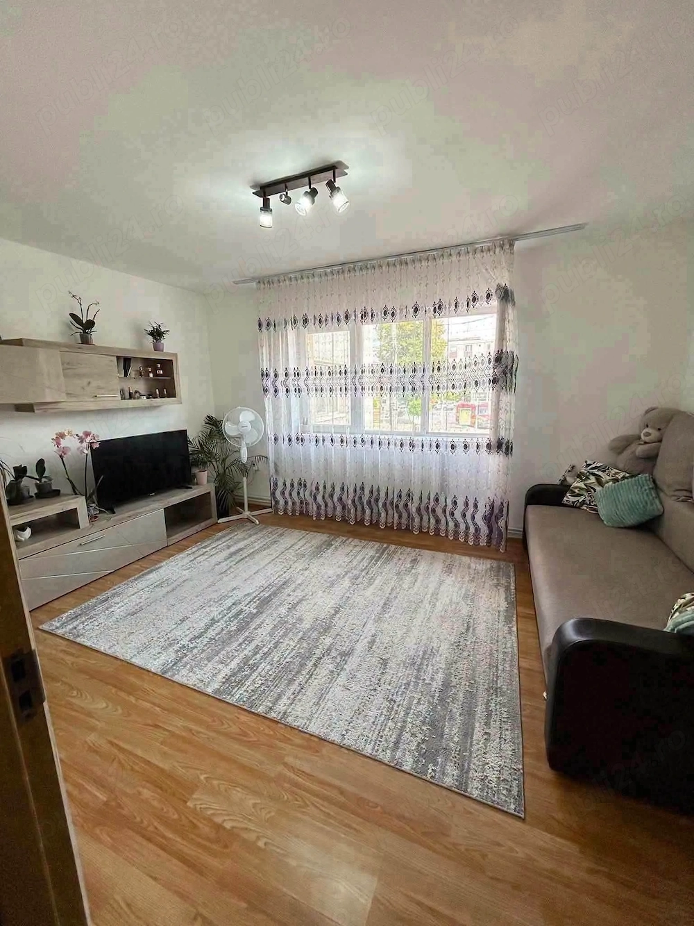 De vanzare apartament cu 2 camere si balcon, etajul 1, pe Bd. Roman Musat, 67000euro