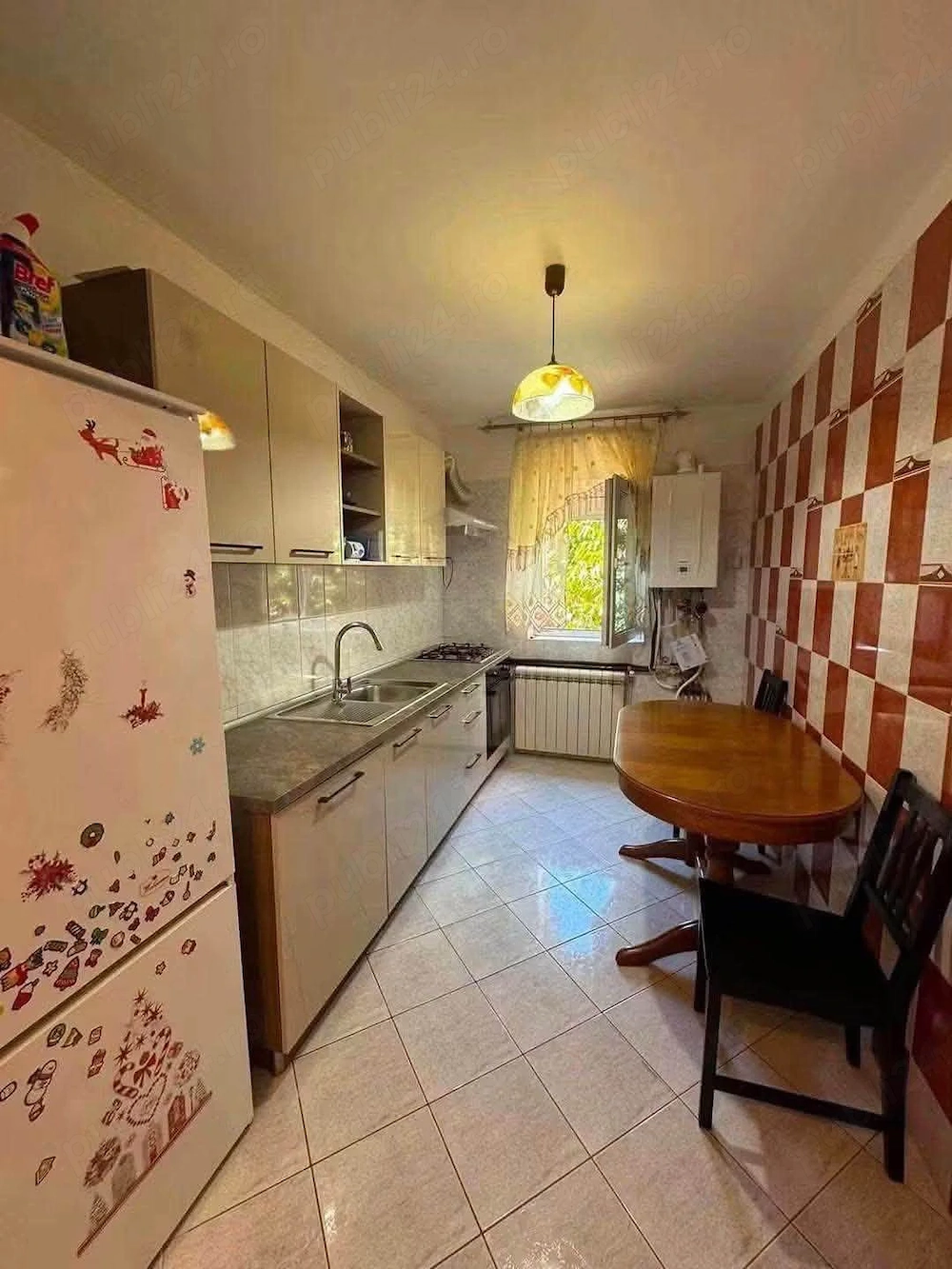 De inchiriat apartament cu 3 camere decomandat, zona Piata Mare, 300euro luna