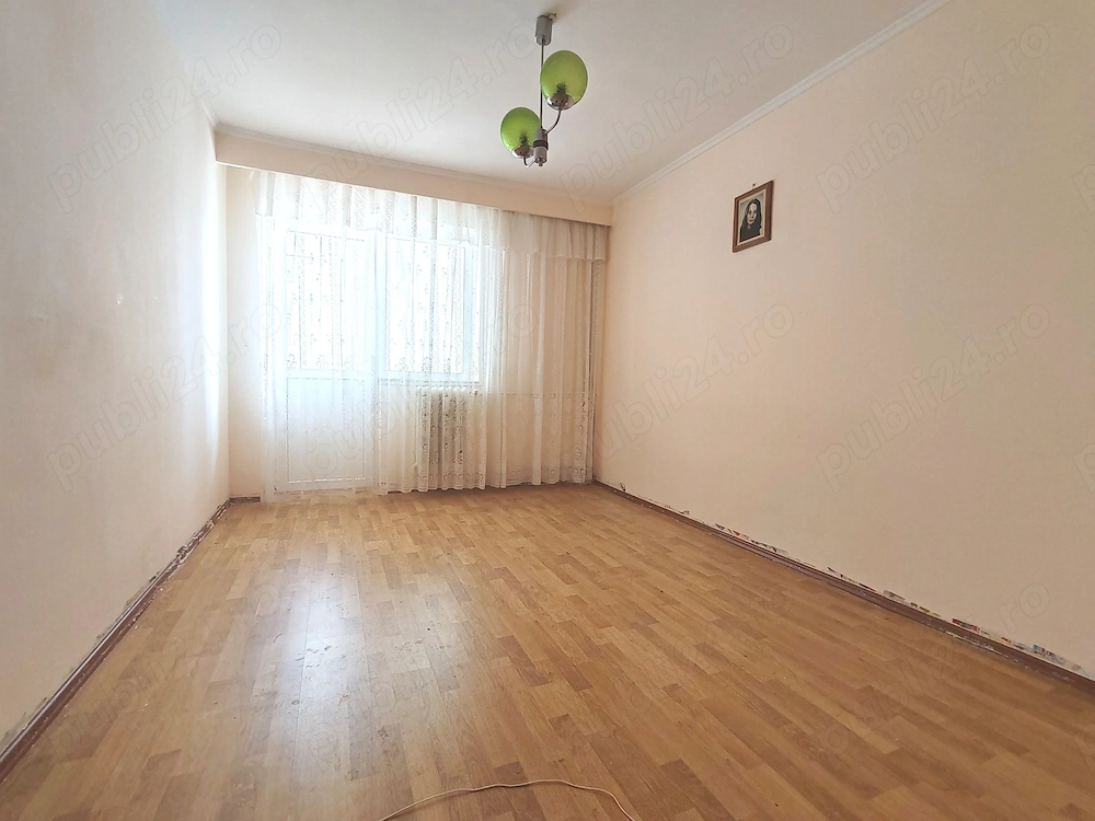 Apartament 2 camere Trivale, etaj 3, semidecomandat, balcon închis