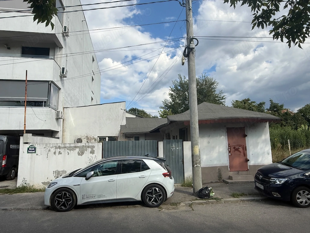 Vand teren 251 mp + casa ce necesita renovare 140 mp  + utilitati gaze, apa, curent