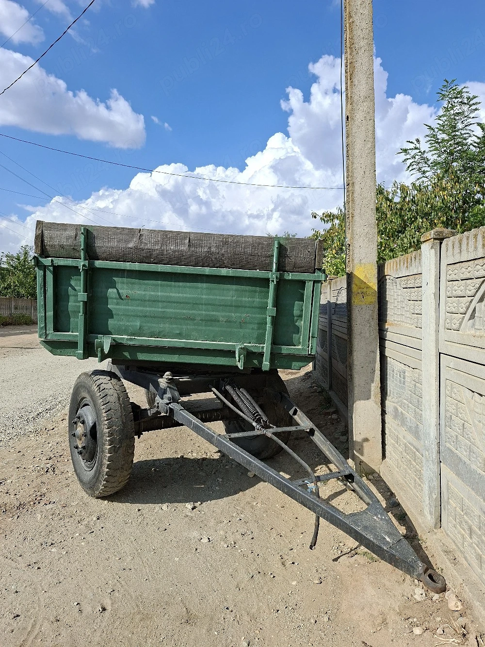 Remorca agricolă românească basculabilă