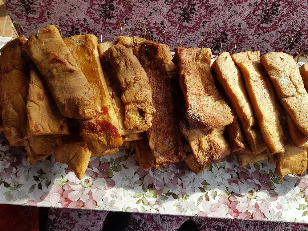 Slănină afumată natural din porc crescut cu făină și lucernă 