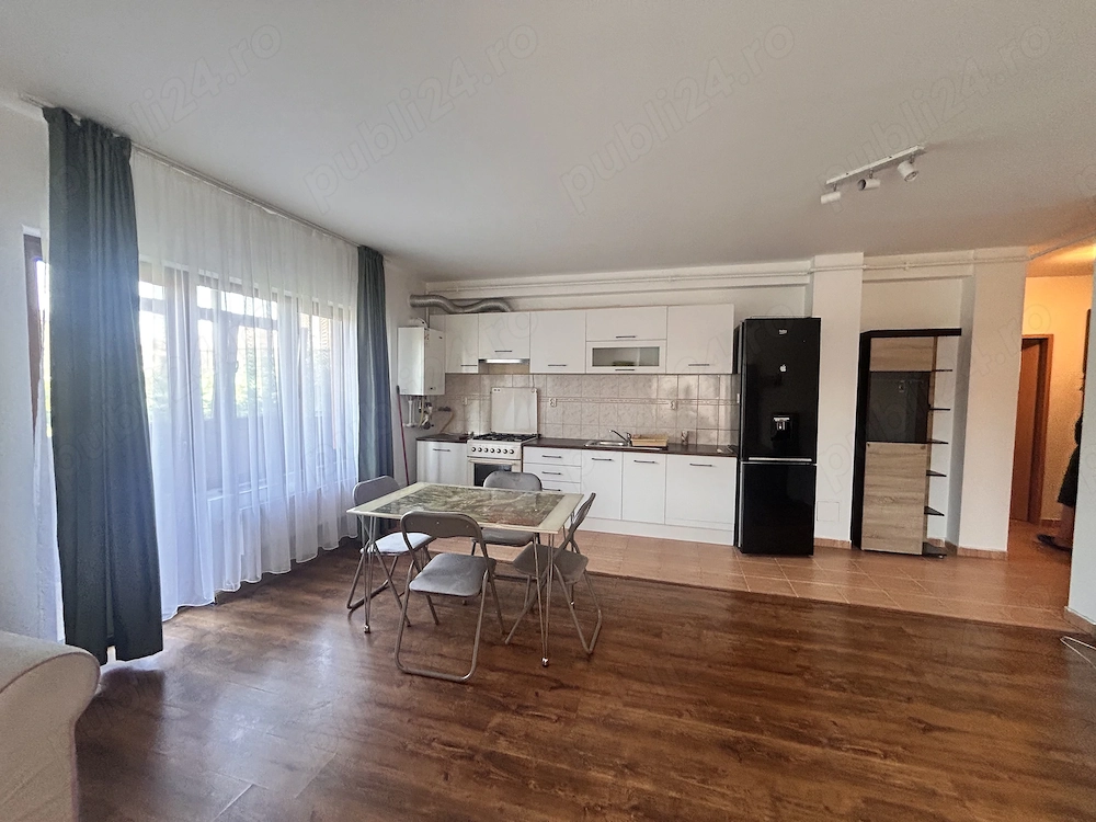 Vând apartament cu parcare proprie
