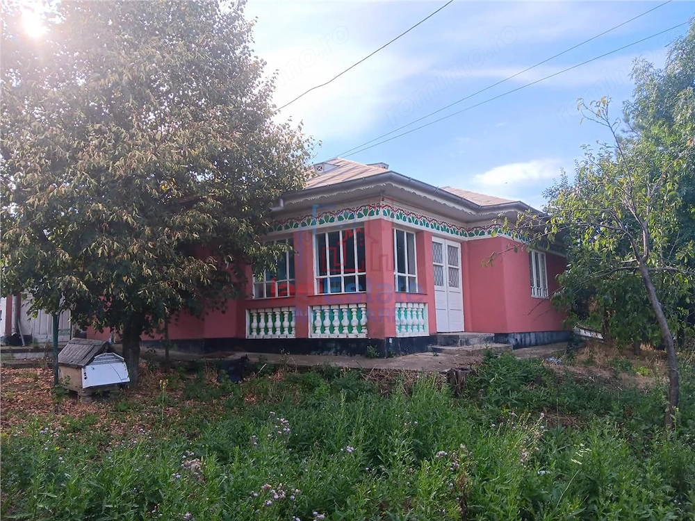 Vorovesti str Principala TEREN 1200mp cu CASA batraneasca 64mp toate utilitatile