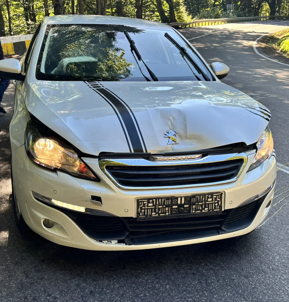 Peugeot 308 avariat frontal 