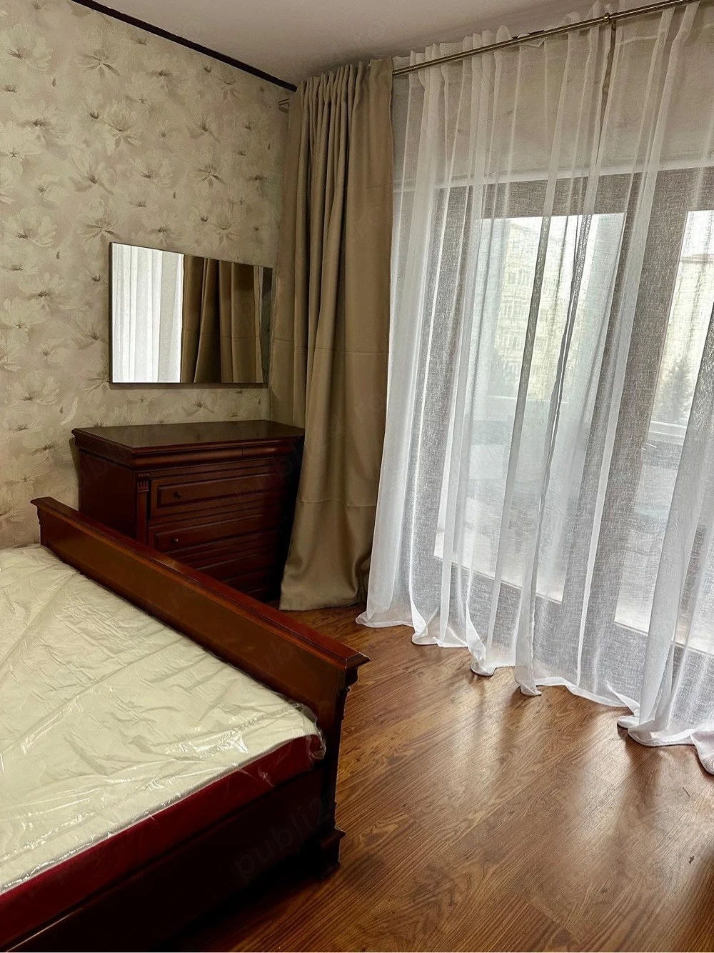 Închiriez apartament 3 camere